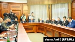 Srpski predstavnici na Kosovu do 31. decembra moraju da povuku "štetne odluke", naložio je predsednik Vlade Srbije Aleksandar Vučić na sastanku sa političkim liderima kosovskih Srba