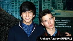 Сыгравшие в фильме актеры Мухтар Андасов (Мирсаин) и Тимур Айдарбеков (Аслан). Алматы, 4 декабря 2013 года.
