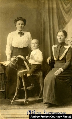 Анархистка Мария Мартынова (стоит) и ее подруга