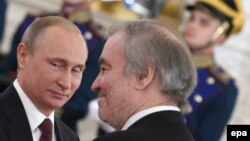 Ruski predsednik Vladimir Putin (levo) dodelio je nagrade šefu dirigenta orkestra Marijinskog teatra Valeriju Gergijevu tokom ceremonije dodele Državne nagrade povodom obeležavanja 'Dana Rusije' u Velikoj palati Kremlja u Moskvi, 12. juna 2016.