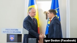 Alexandr Stoianoglo (stânga) a fost numit în funcție de Igor Dodon în ultimele zile ale mandatului său prezidențial, în noiembrie 2019
