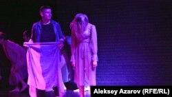Эпизод спектакля о похищении невесты. Понурой героине сейчас повяжут на голове платок. Алматы, 19 января 2018 года.