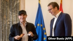 Rejf Fajns sa pasošom Srbije i predsednikom Aleksandrom Vučićem