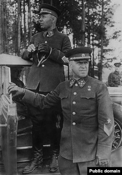 Нарком обороны СССР Семен Тимошенко (слева) и генерал армии Георгий Жуков на учениях в 1940 году