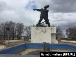 Памятник Василию Чапаеву.