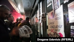 Lepljenje poruka "Nije normalno" na zgradu RTS-a