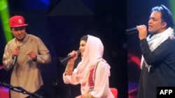 Afganistanska pjevačica Zulala Hashemi (desno) nastupa zajedno sa takmičarem Sayedom Jamalom Mubarezom (lijevo) tokom televizijskog muzičkog takmičenja "Afganistanska zvijezda".
