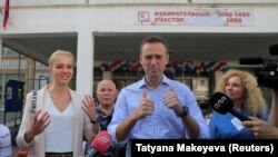 Opozicioni lider Aleksej Navaljni, u nedelju je posetio jedno od glasačkih mesta.