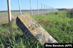 Ostaci graničnih oznaka bivše Socijalističke Federativne Republike Jugoslavije na današnjoj granici Republike Hrvatske, bivše jugoslavenske Socijalističke Republike Hrvatske, sa Mađarskom