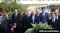 მთავრობის წევრები გმირთა მემორიალთან