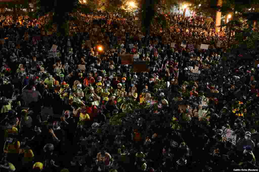 Демонстрантите се собираат пред центарот за правда во округот Мултомах, во знак на протест против расна нееднаквост и полициско насилство во центарот на Портланд, Орегон, САД, 25 јули 2020 година.