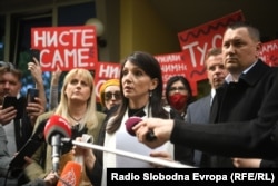 Marinika Tepić, a Szabadság és Igazságosság ellenzéki párt vezére Jagodinában a koalíciós vezető, Dragan 'Palma' Marković elleni, nők futtatásáról és pedofíliáról szóló vádjairól beszél egy sajtótájékoztatón, 2021. április 26-án