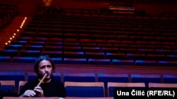 Miloš Nikolić u praznoj sali filharmonije u Skoplju 16. septembra