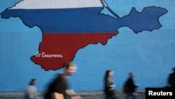 Mural sa prikazom ruske zastave preko ukrajinskog poluostrva Krim, Moskva, fotoarhiv