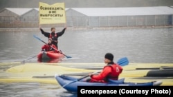 Активисты Гринпис в бухте Средняя, фото с сайта организации