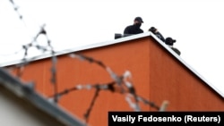 Policija na krovu zatvora gde su privedeni demonstranti, Minsk, 12. avgust 2020