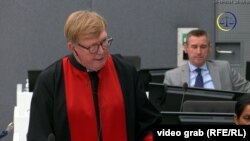 Avokati i Kadri Veselit, Rodney Dixon.