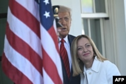 Президент США Дональд Трамп приветствует премьер-министра Италии Джорджию Мелони у входа в Белый дом в Вашингтоне, США, 17 апреля 2025 года