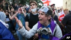 Demonstrant tokom protesta opozicije protiv zakona o "stranim agentima", Tbilisiju, Gruzija, u utorak, 28. maja 2024.