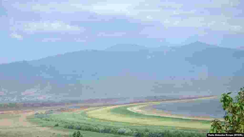 Vjetar raznosi pepeo preko obale Prespanskog jezera nakon višednevnog požara u prirodnom rezervatu Ezerani.