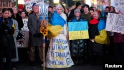 O persoană îmbrăcată în denumiri de minereuri la aniversarea a trei ani de declanșarea invaziei ruse pe scară largă din Ucraina, la New York, pe 24 februarie.