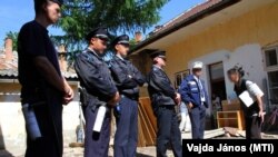 Egy kilakoltatott nő panaszkodik a rendőröknek Sárospatakon 2011-ben (Képünk illusztráció)