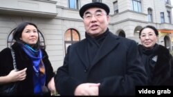 Аскар Акаев с супругой Майрам и дочерью Бермет. 