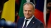 Donald Tusk lengyel miniszterelnök az Európai Unió vezetőinek rendkívüli csúcstalálkozóján Brüsszelben 2025. március 6-án