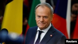 Donald Tusk lengyel miniszterelnök az Európai Unió vezetőinek rendkívüli csúcstalálkozóján Brüsszelben 2025. március 6-án