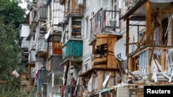 Fațada unui bloc din Kiev lovit de ruși, la 31 iulie.