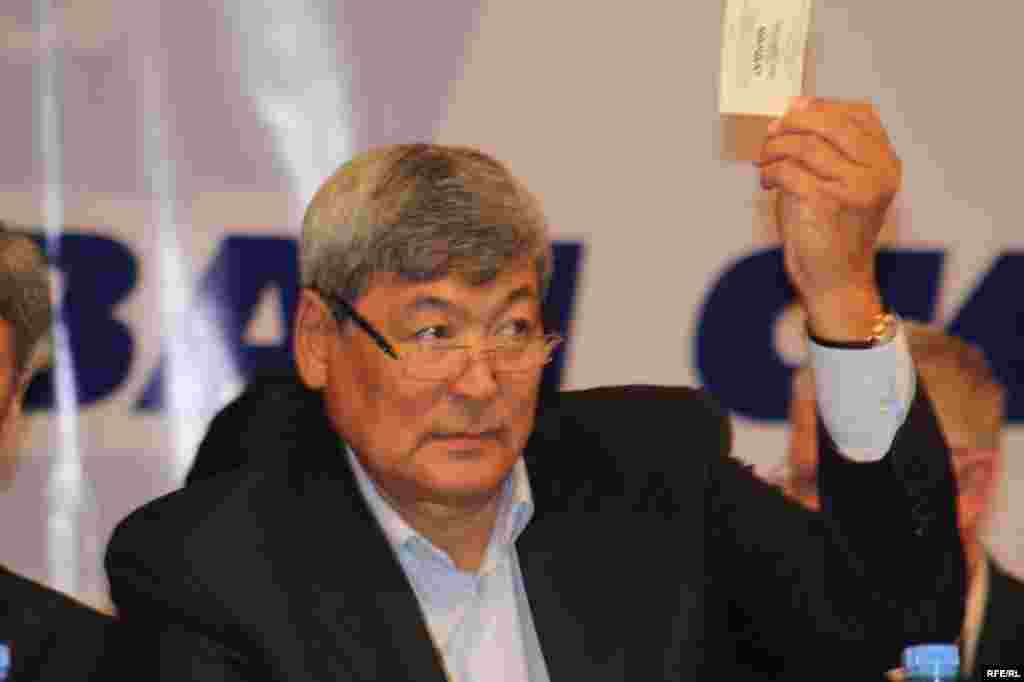 Тохтар Аубакиров голосует на партийном съезде ОСДП и "Азата". Алматы, 24 октября 2009 года. 