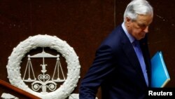 Kryeministri francez, Michel Barnier, largohet pasi mbajti një fjalim para rrëzimit të Qeverisë që e udhëhiqte, më 4 dhjetor 2024.