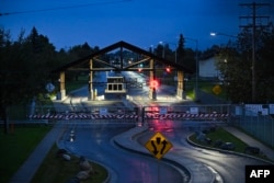 Въезд на базу Эльмендорф-Ричардсон, где в пятницу состоятся переговоры Трампа и Путина