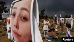 Ljudi posjećuju lokaciju muzičkog festivala Nova u blizini granice s Gazom, koje je bilo jedno od najsmrtonosnijih pojedinačnih mjesta napada 7. oktobra. Novi izvještaj tima UN-a tvrdi da ima "razumne osnove za vjerovanje" da se prilikom napada na tom mjestu dogodilo silovanje. 