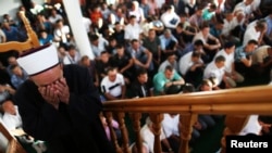 Građane koji ne prakticiraju vjeru njihovi religiozni sugrađani posmatraju u okviru vlastitih stavova te ih često smatraju nemoralnima