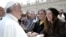 Папа Римский приветствует американскую певицу Патим Смит на площади Святого Петра. 10 апреля