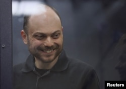 Disidentul rus Vladimir Kara-Murza într-un tribunal moscovit care judeca recursul său la condamnarea cu ani grei de închisoare, Moscova, 31 iulie 2023.