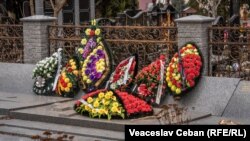 Coroane funerare la cimitirul „Sfântul Lazăr” din Chișinău, 27 februarie 2025.