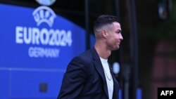 Cristiano Ronaldo sosește la baza naționalei portugheze de la Harsewinkel, la 13 iunie. Pentru antrenamentul cu porțile deschise al portughezilor s-au vândut bilete cu până la 800 de euro. 