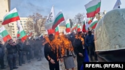 Protestatarii au aprins mai multe efigii cu chipurile politicienilor europeni Valdis Dombrovskis, Christine Lagarde, Pascal Donahue.