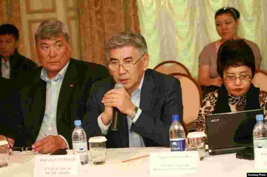 Тохтар Аубакиров — член политсовета партии ОСДП (слева), председатель партии ОСДП Жармахан Туякбай и оппозиционный политик, экс-депутат сената Зауреш Батталова на пресс-конференции в Алматы. 18 октября 2010 года.