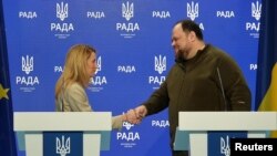 Roberta Metsola, az Európai Parlament elnöke és Ruszlan Sztefancsuk, az ukrán parlament elnöke Kijevben április 1-én