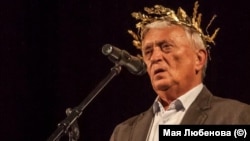 Калин Донков е награден с "Орфеев венец" за високи постижения в съвременната поезия в рамките на фестивала "Пловдив чете" през 2016 г.