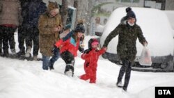 Някои от по-големите ученици тръгват на училище в дните с най-ниски температури.