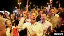 Magyar Péter a támogatóival ünnepel a 2024-es EP-választás eredményének kihirdetésekor Budapesten, 2024. június 10-én