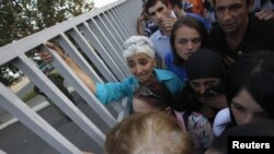 Близкие заключенных требовали дать им возможность убедиться, что с ними все в порядке