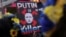 Під час акції «Стоп геноциду народу України» проти вторгнення Росії до України. На плакаті напис англійською: «Путін – вбивця». Нью-Йорк, США, 9 квітня 2022 року