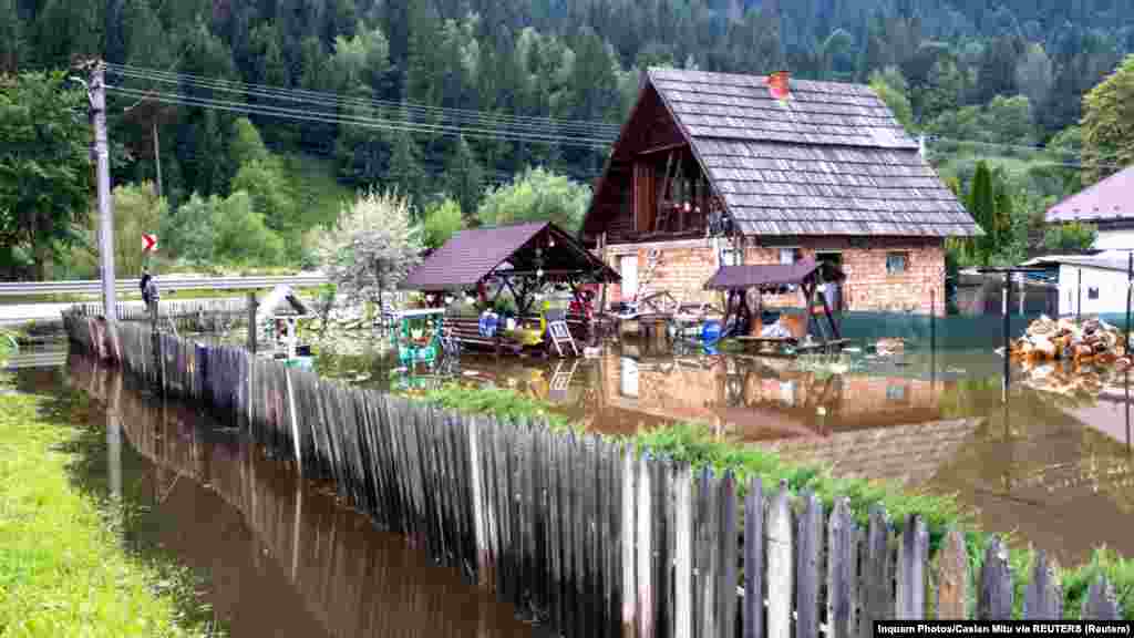 Az áradások eddig három halálos áldozatot követeltek Romániában. Az egyik holtteset a tűzoltóknak kotrógéppel kellett kiemelniük a folyómederből