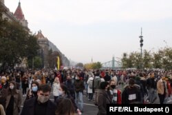 Tüntetők gyülekeznek Budapesten 2020. október 23-án a Színház- és Filmművészeti Egyetem átalakítása ellen tartott felvonulásra.