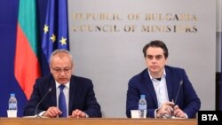 В сградата на Министерски съвет се проведе извънредно заседание на Националния съвет за тристранно сътрузничество (НСТС). На снимката: министрите Гълъб Донев и Асен Василев